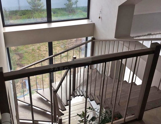 Полувинтовая лестница с металлическими балясинами ЛС-2389 - фото 6