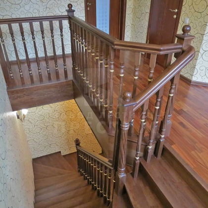 Деревянная лестница из бука с двумя поворотами ЛС-1565 - фото 3