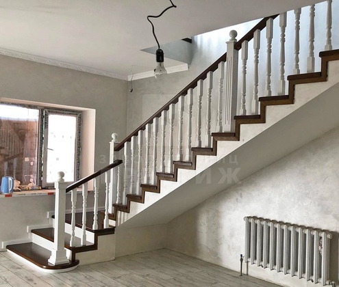 Угловая лестница из ясеня с белыми подступенками ЛС-1606 - фото 2