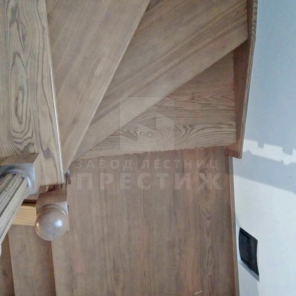Деревянная лестница из сосны для дома ЛС-1558 - фото 4